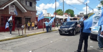 Sadop hizo un escrache en Carlos Paz frente al colegio Julieta Delfino
