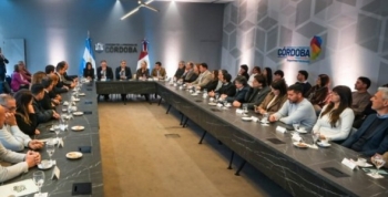 Llaryora entregó $200 millones a 28 municipios para fortalecer la educación local