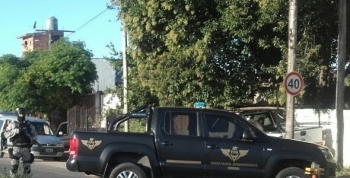 UNA MUJER VENDÍA DROGAS EN SU HOGAR JUNTO A DOS MENORES DE LA FAMILIA
