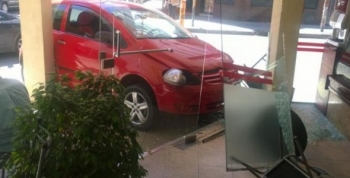 Un auto terminó incrustado contra una panadería en Córdoba