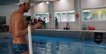 Meolans brindó una clínica de natación en el Club Carlos Paz