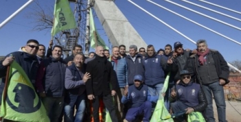 Colocaron el último tramo del nuevo puente peatonal de Villa Carlos Paz