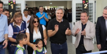 En Quilino, Llaryora inauguró un jardín de infantes y anunció un polideportivo