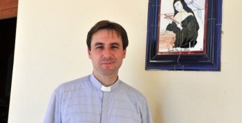 Un sacerdote cordobés dejó los hábitos para asumir su paternidad