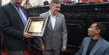 Santi Gutiérrez galardonado en la Legislatura de Córdoba 