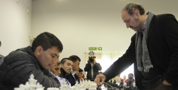 Soppe hizo partidas simultáneas con internos de Bouwer