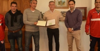 CARLOS PAZ ENTREGÓ AYUDA ECONÓMICA AL CLUB INDEPENDIENTE