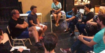 Estudiantes de teatro dialogaron con el elenco de Toc Toc