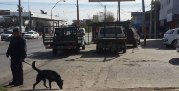 Quejas de vecinos por vehículos mal estacionados en Cárcano