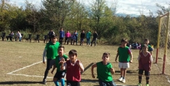 Reinauguraron la cancha de barrio Yuspe de Valle Hermoso con un gran encuentro de fútbol